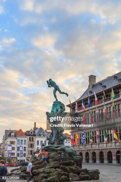 antwerpen, den grote markt & brabo-brunnen - belgien - belgio stock-fotos und bilder