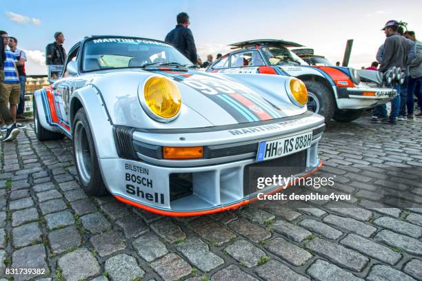 close up of a porsche 934 during the magnus walker event on the fischmarkt hamburg - fischmarkt hamburg stock pictures, royalty-free photos & images