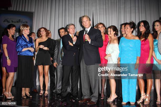 Don Browne speaks to the cast at the Telemundo El Rostro de Analia Cast Preview at The Fifth on October 7, 2008 in Miami Beach, Florida.