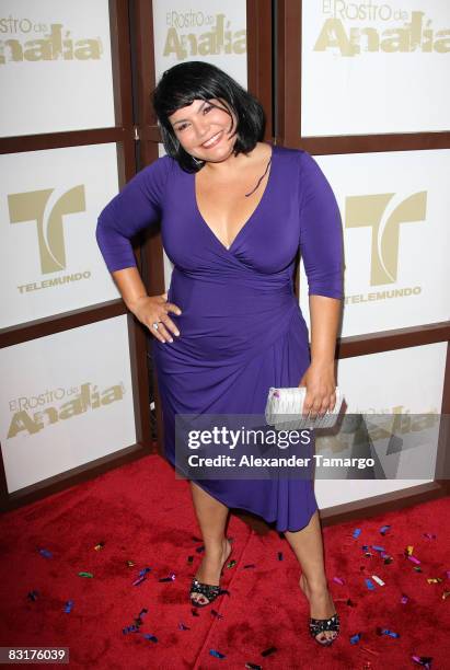 Kimberly Hutchinson poses at the Telemundo El Rostro de Analia Cast Preview at The Fifth on October 7, 2008 in Miami Beach, Florida.