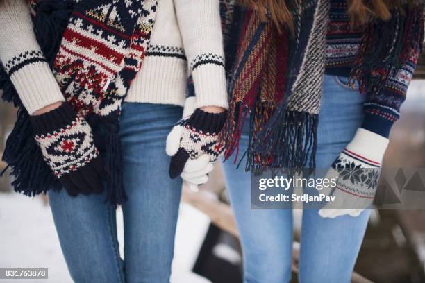 fuertes lazos - colección de la moda fotografías e imágenes de stock