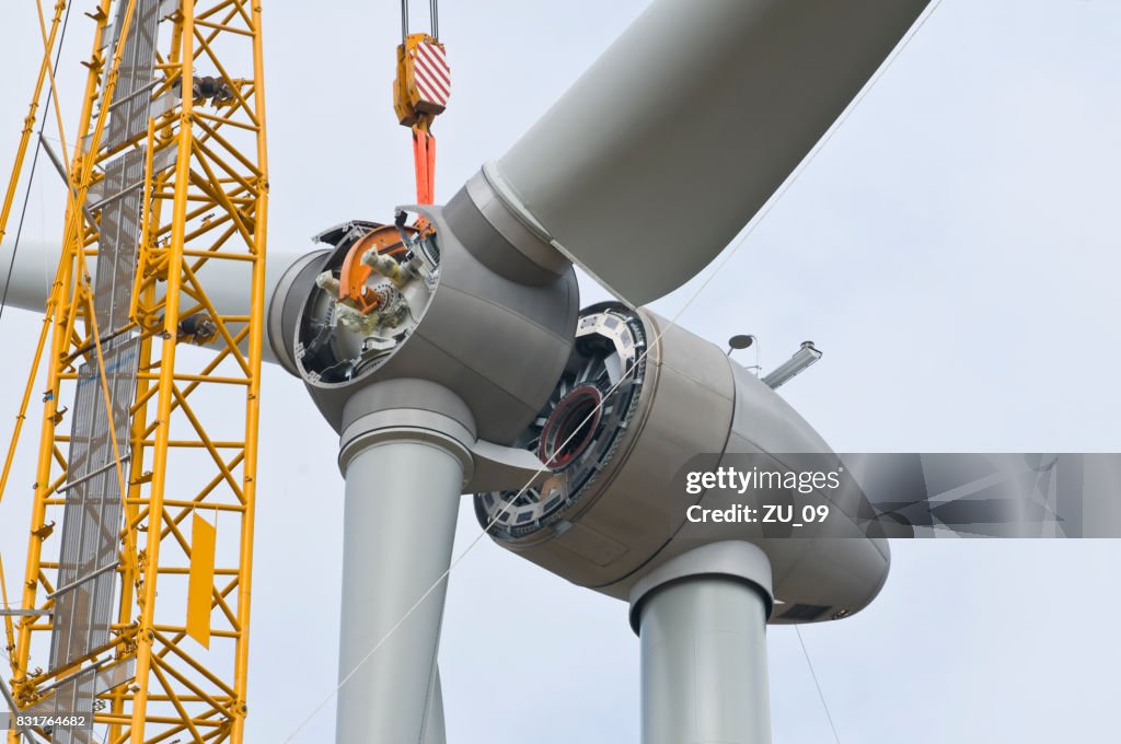 Montage der Rotorblätter an einer Windkraftanlage