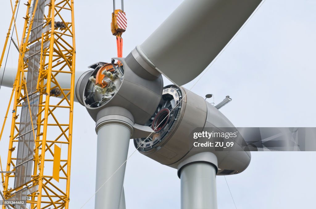 Installation the rotor blades on a wind turbine
