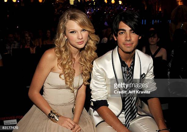 Singers Taylor Swift and Joe Jonas at the 2008 MTV Video Music Awards at Paramount Pictures Studios on September 7, 2008 in Los Angeles, California.