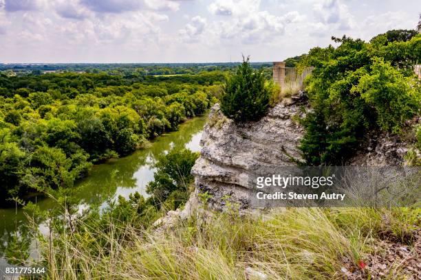 waco, texas, usa - aug 4, 2017:  the brazos river and texas hill country beyond, as seen from the area of cameron park cliffs known as emmons cliff. - waco stock-fotos und bilder