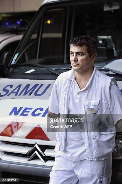 Le président de l'Association des médecins urgentistes de France Patrick Pelloux, récemment muté au Samu de Paris, pose, le 09 octobre 2008 à...