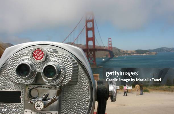 binoculars viewing the golden gate bridge - ponto de vista de binóculo imagens e fotografias de stock