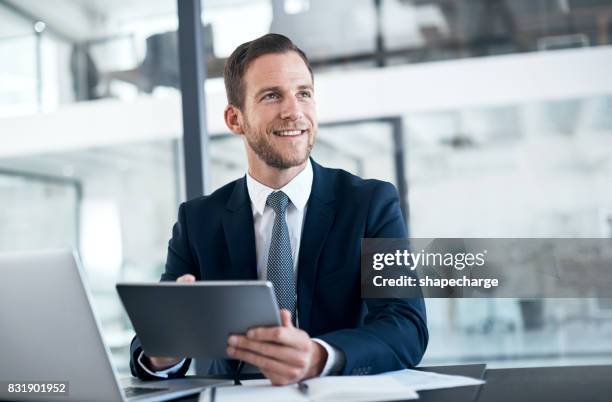 alle de tech om de dag een succes te maken - zakenman stockfoto's en -beelden