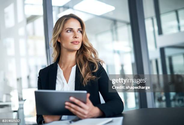 tecnología inteligente para una mujer de negocios inteligente - business woman suit fotografías e imágenes de stock