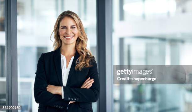 j’ai consolidé mon nom dans le monde des affaires - young blonde woman facing away photos et images de collection