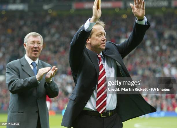Manchester United manager Sir Alex Ferguson leads the applause for Charlton Athletic manager Alan Curbishley