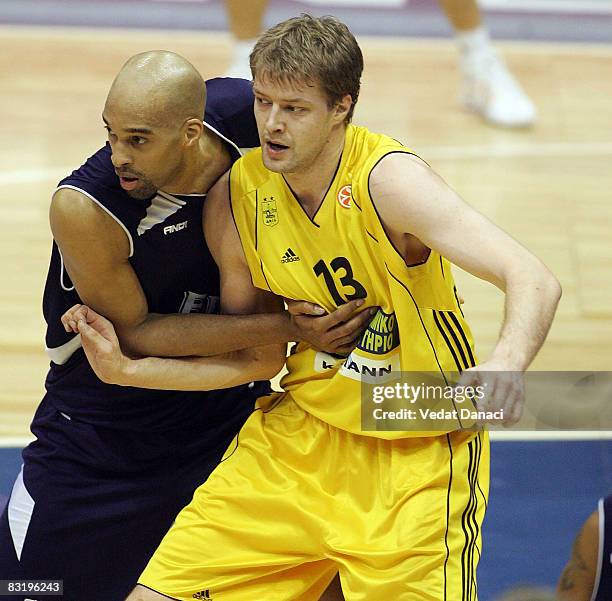 Loren Woods of Efes Pilsen and Hanno Mottola of Aris TT Bank in action during the Euroleague Basketball Game 13 between Efes Pilsen Istanbul vs Aris...