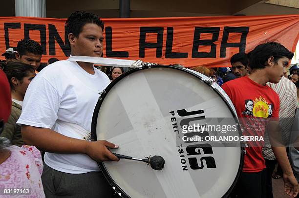 Honduran high school students march in support of the ALBA in front of the Congress building in Tegucigalpa on October 9, 2008. The Honduran Congress...