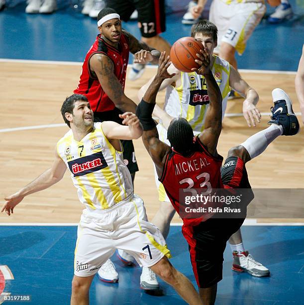 Pete Mickeal of Tau Ceramica and Omer Onan of Fenerbahce Ulker Istanbul, in action during the Euroleague Basketball Top 16 Game 2 between Tau...