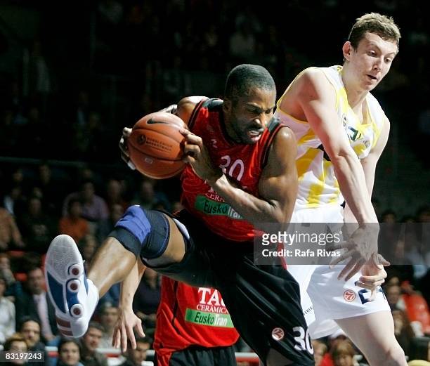 Gabe Muoneke of Tau Ceramica and Omer Faruk Asik of Fenerbahce Ulker Istanbul, in action during the Euroleague Basketball Top 16 Game 2 between Tau...