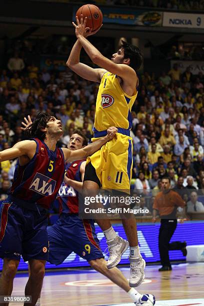 Maccabi Omri Casspi in action during the Euroleague Basketball Quarterfinals Game 3 between Maccabi Elite Tel Aviv vs Axa FC Barcelona at the Nokia...