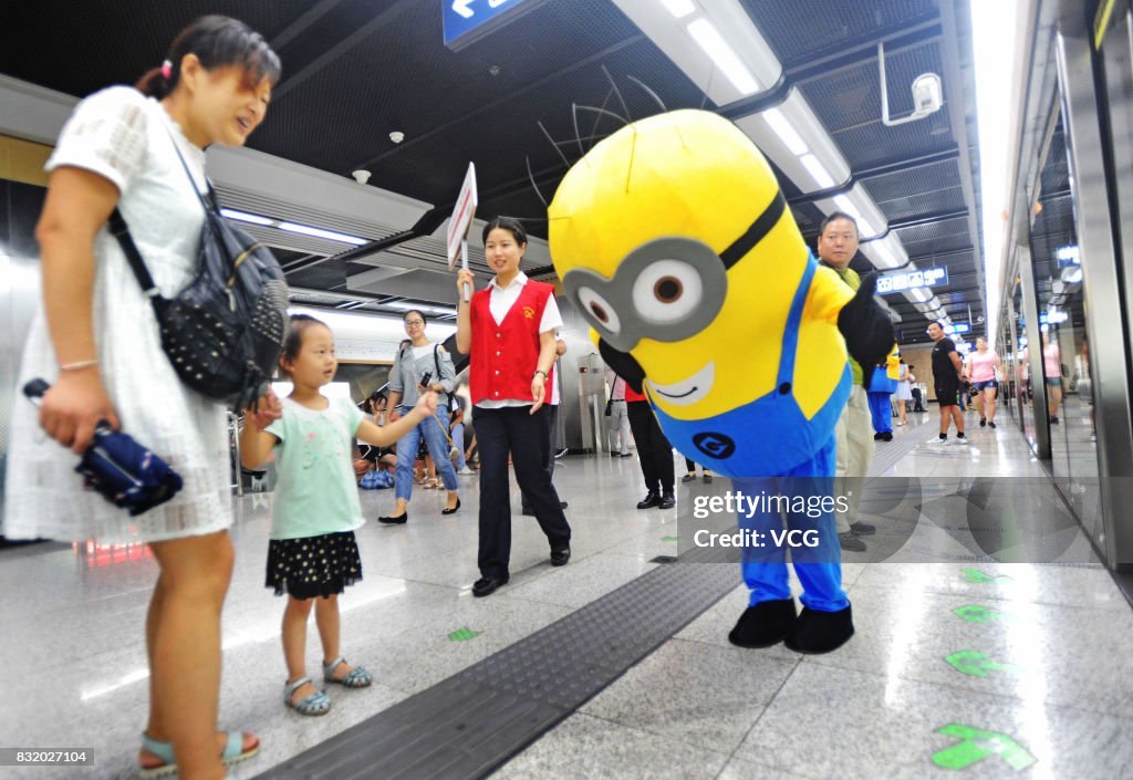 'Minions' Volunteers Advocate Civilized Ride In Wuhan