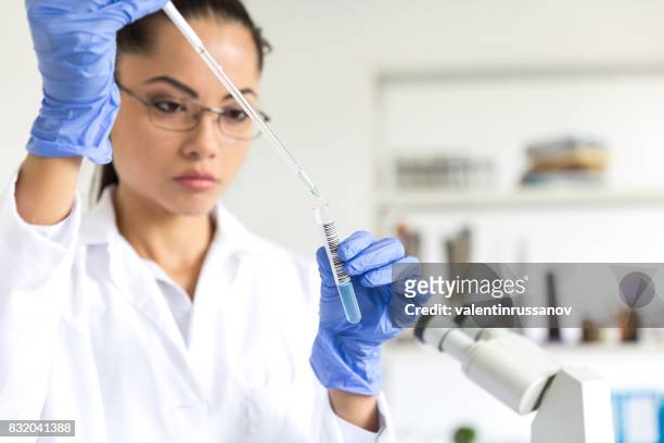 女性的微生物學家 wprking 在實驗室 - medical exam 個照片及圖片檔