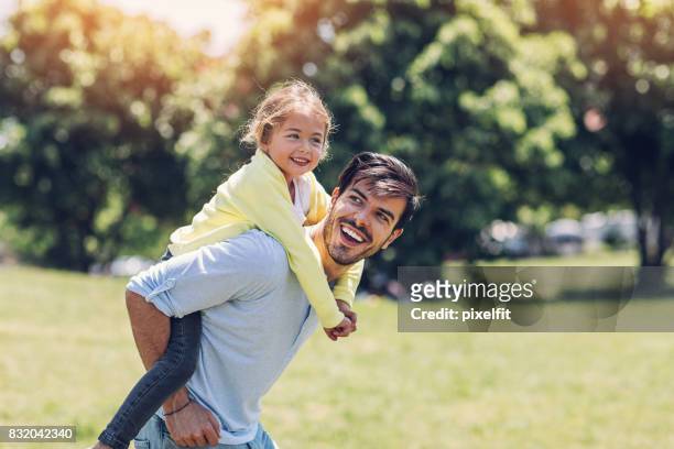 幸せな父と娘 - おんぶ ストックフォトと画像
