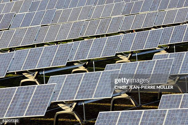 Photo prise le 9 octobre 2008 à Martillac près de Bordeaux, de rangées de capteurs photovoltaïques qui équipent la centrale électrique solaire du...