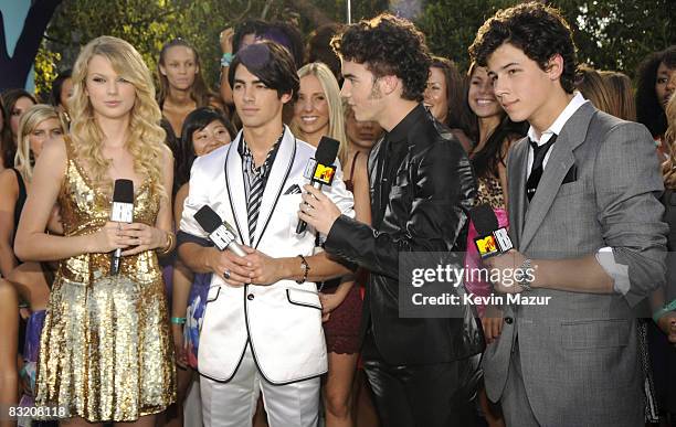 Nick Jonas, Taylor Swift, Joe Jonas and Kevin Jonas arrives on the red carpet of the 2008 MTV Video Music Awards at Paramount Pictures Studios on...