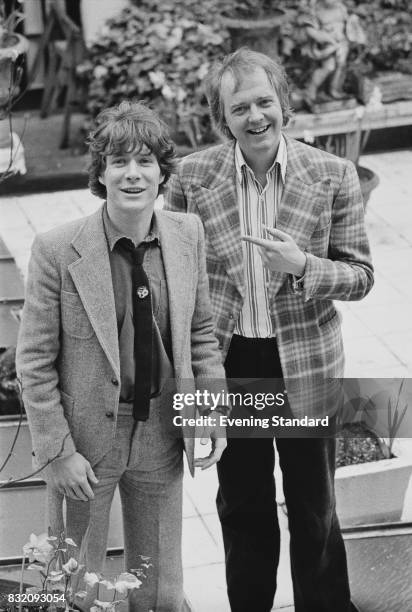 English singer and actor Paul Jones with English author Tim Rice, who produced his single on the RSO label, London, 29th March 1978.