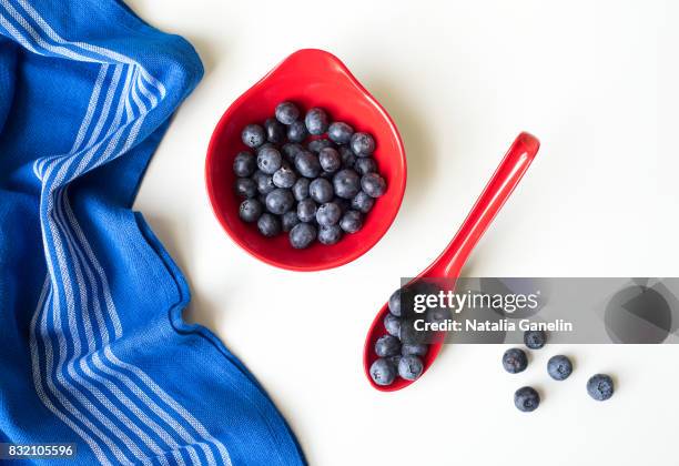 fresh blueberries on white background - theedoek stockfoto's en -beelden