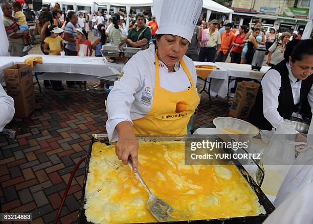 Costa Rican chef prepares a big omelette at the Juan Santamaria Park during celebrations for the "World Egg Day" in Alajuela on October 10, 2008....