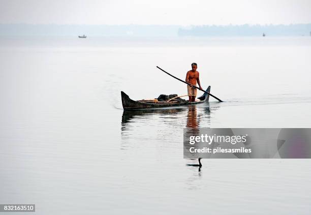 los pescadores de kerala y cormorán, kumarakom, lago vembanad, sur de la india. - dugout canoe fotografías e imágenes de stock