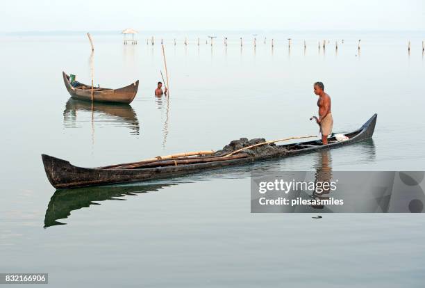 pescadores de kerala saludo con kumarakom, lago vembanad, sur de la india. - dugout canoe fotografías e imágenes de stock