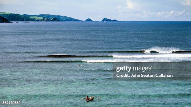 surfing on catanduanes island - catanduanes stockfoto's en -beelden