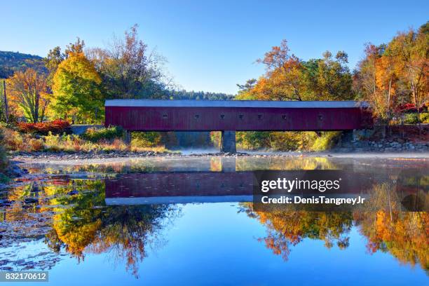 west cornwall bridge on the housatonic river in the litchfield hills of connecticut - connecticut imagens e fotografias de stock