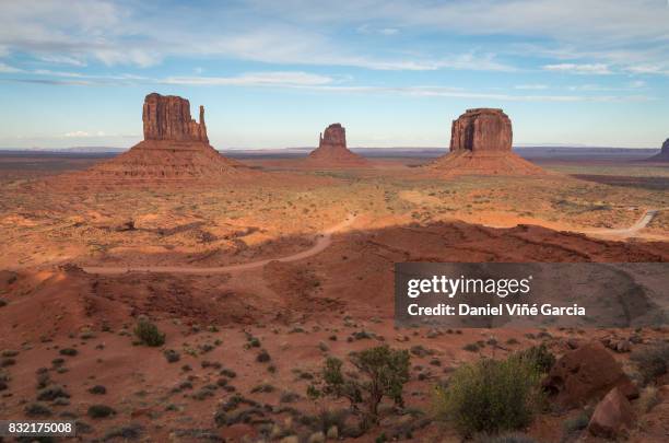 monument valley sunset - west mitten stock-fotos und bilder