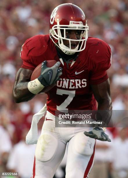 Running back DeMarco Murray of the Oklahoma Sooners during play against the TCU Horned Frogs at Memorial Stadium on September 27, 2008 in Norman,...