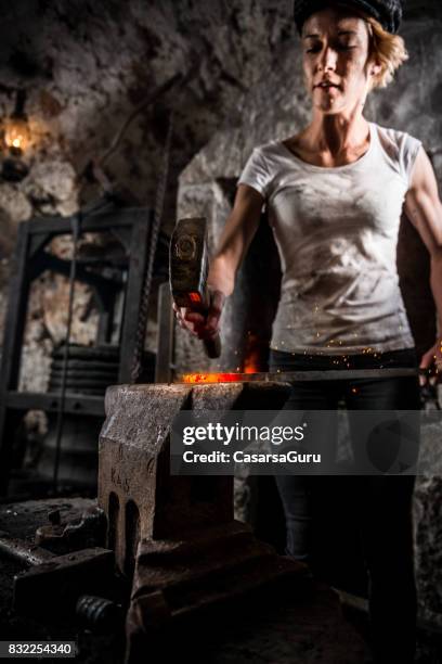 portret van jonge smid vrouw in smid winkel - blacksmith shop stockfoto's en -beelden