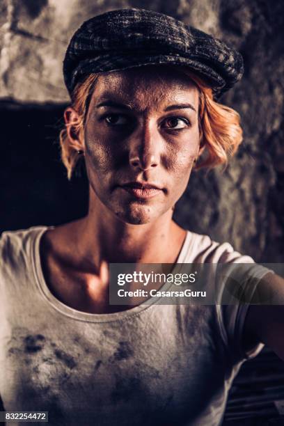 portret van jonge smid vrouw in smid winkel - blacksmith shop stockfoto's en -beelden