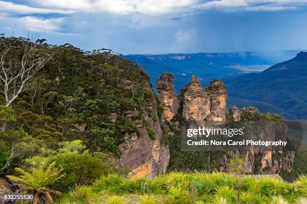 three sisters in the blue mountains national park - three sisters blue mountains stock pictures, royalty-free photos & images