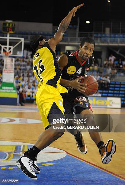 Nancy's US John Cox vies with Toulon-Hyeres' US Dontaye Draper during the French ProA basketball match Toulon-Hyères vs Nancy, on October 11, 2008 at...