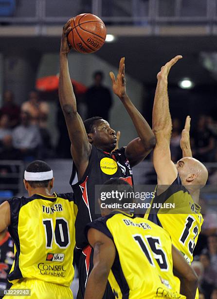 Nancy's Victor Samnick vies with Toulon-Hyeres's Vincent Masingue during the French ProA basketball match Toulon-Hyeres vs Nancy, on October 11, 2008...