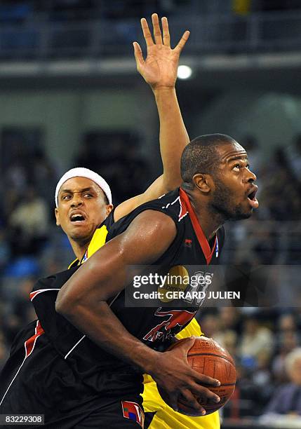 Nancy's Victor Samnick vies with Toulon-Hyeres' US Darrell Tucker during the French ProA basketball match Toulon-Hyeres vs Nancy, on October 11, 2008...