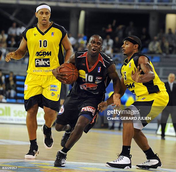 Nancy's Steed Tchicamboud vies with Toulon-Hyres' US Dontaye Draper during the French ProA basketball match Toulon-Hyeres vs Nancy, on October 11,...