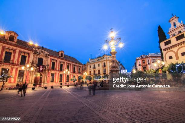 atardecer en la plaza virgen de los reyes - seville cathedral stockfoto's en -beelden