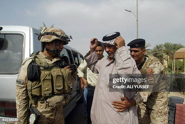 Army Soldiers Man Checkpoint In Baghdad Photos and Premium High Res ...