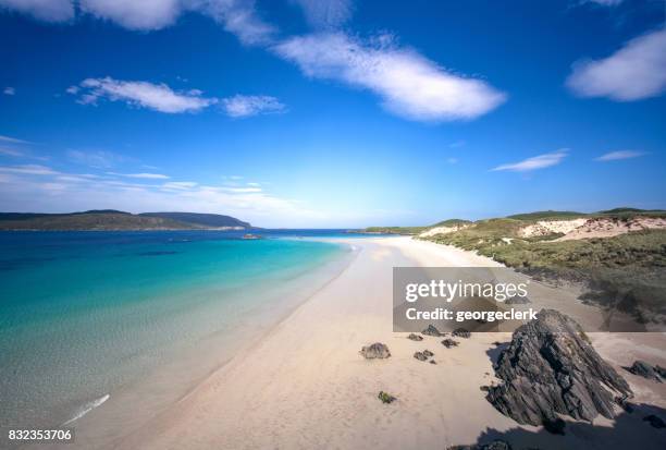 idyllische strand aan de noordkust van schotland - beach uk stockfoto's en -beelden