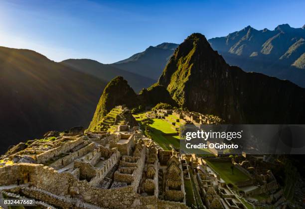 blick auf machu picchu aus der inka-trail - machu picchu stock-fotos und bilder