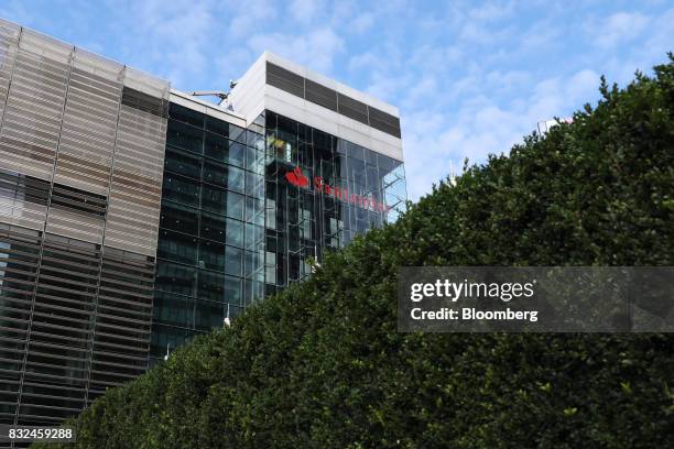 Hedge stands outside the offices of Banco Santander SA in London, U.K., on Tuesday, Aug. 15, 2017. Banco Santander, Spains biggest lender, has bought...