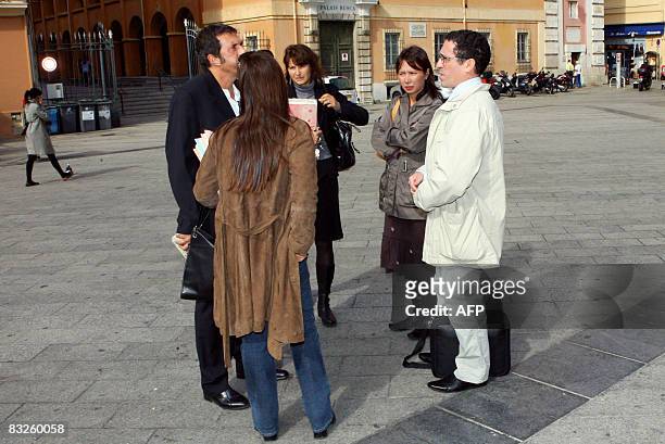 Philippe Iacono discute avec discutent avec les avocats de la partie civile, le 14 octobre 2008 devant le palais de justice de Nice, avant de se...