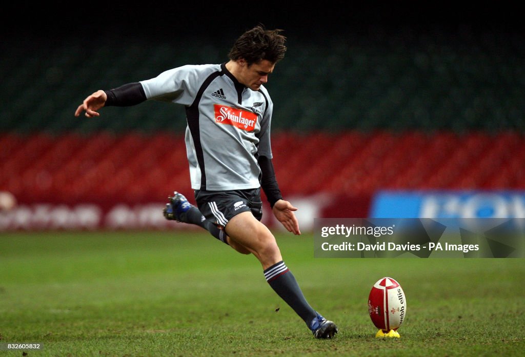 Ian Carter Rugby New Zealand's Dan Carter practices his kicking during a training ...