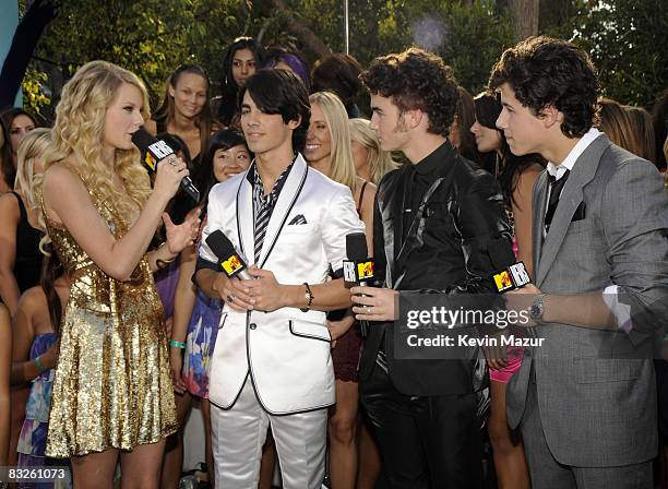 Nick Jonas, Taylor Swift, Joe Jonas and Kevin Jonas arrives on the red carpet of the 2008 MTV Video Music Awards at Paramount Pictures Studios on...