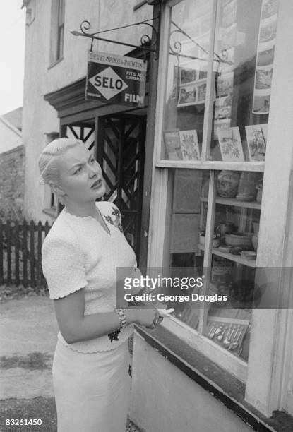 American film actress Barbara Payton in Weymouth, Dorset during filming of 'The Four Sided Triangle' for Hammer films, 30th August 1952. Original...